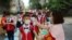 Перевірка температури дітей у передшкіллі в китайському місті Йонґджоу 11 травня 2020 р.