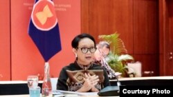 Menteri Luar Negeri Retno Marsudi dalam jumpa pers secara virtual dari kantornya di Jakarta, Kamis (9/4). (Foto courtesy: Kementerian Luar Negeri)