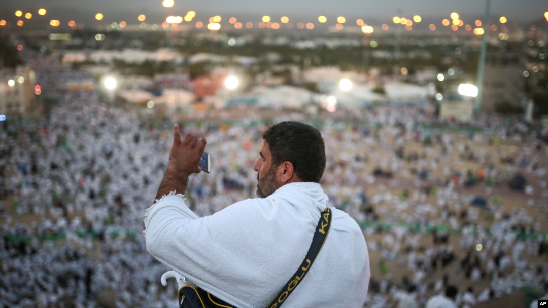 Seorang jemaah haji memotret dari sebuah puncak di Padang Arafah dekat kota suci Mekah, Arab Saudi (23/9).