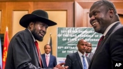 Presiden Sudan Selatan, Salva Kiir (kiri) dan pemimpin oposisi Riek Machar berjabat tangan usai pembicaraan perdamaian di Addis Ababa, Ethiopia. 21 Juni lalu (foto: ilustrasi). 