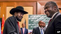 A gauche, Salva Kiir et à droite, Riek Machar, à Addis Ababa, Ethiopia, le 21 juin 