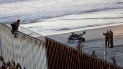 VOA: EE.UU. Grupo de migrantes llega a Tijuana