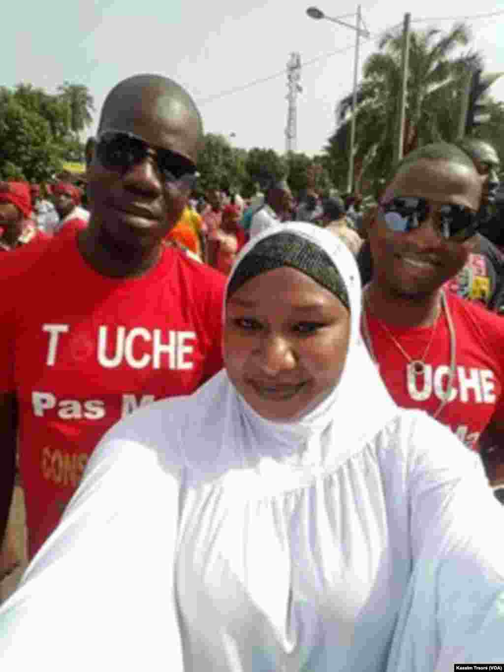 Des participants à la marche citoyenne à Bamako, au Mali, le 18 juin 2017. (VOA/Kassim Traoré)