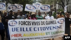 Des militants du "Balai Citoyen Guinée" participent à une manifestation devant la cour constitutionnelle de Conakry, le 19 septembre 2018.