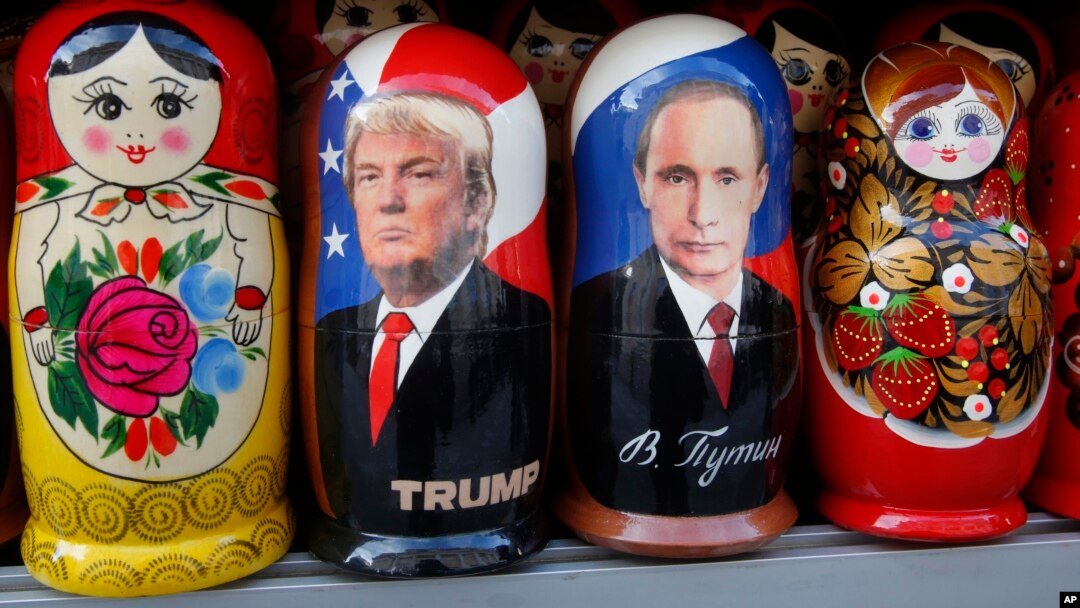 ARSIP - Boneka kayu tradisional Rusia yang menggambarkan Presiden AS Donald Trump dan Presiden Rusia Vladimir Putin yang siap dijual di toko cinderamata (20/1). St. Petersburg, Rusia. (foto: AP Photo/Dmitri Lovetsky)