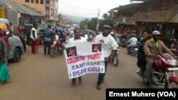 Des militants de Filimbi marchent dans une rue de Bukavu, RDC, 23 février 2016. VOA/Ernest Muhero