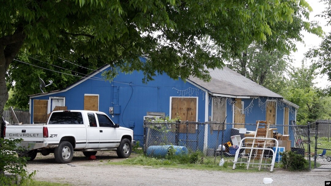 En esta casa vivian Jake England de 19 años, y Alvin Watts de 32, acusados por los ataques en Tulsa, Oklahoma.