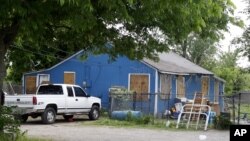 En esta casa vivian Jake England de 19 años, y Alvin Watts de 32, acusados por los ataques en Tulsa, Oklahoma.