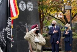 미국 민주당 대통령 후보인 조 바이든 전 부통령과 부인 질 바이든 여사가 11일 재향군인의 날을 맞아 필라델피아의 한국전 참전용사 기념비를 방문했다.