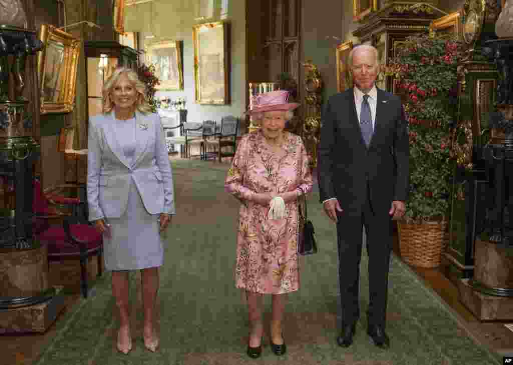 Britain&#39;s Queen Elizabeth II meets with U.S. President Joe Biden and First Lady Jill Biden in the Grand Corridor at Windsor Castle, Windsor, England.