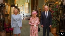 İngiltere Kraliçesi II. Elizabeth, ABD Başkanı Joe Biden ve First Lady Jill Biden ile birlikte 13 Haziran 2021 tarihinde İngiltere'nin Windsor kentinde bulunan Windsor Kalesi'nde.