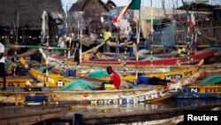 Des bateaux de pêcheurs dans un quartier de Cotonou, Benin, le 16 novembre 2011.