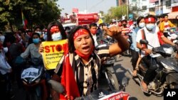 2021年2月13日，反對政變的緬甸抗議者騎著摩托車在曼德勒示威。