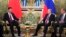 4일 모스크바를 방문한 시진핑 중국 국가주석(왼쪽)이 블라디미르 푸틴 러시아 대통령과 정상회담을 가졌다. 오른쪽은 세르게이 라브로프 러시아 외무장관. 