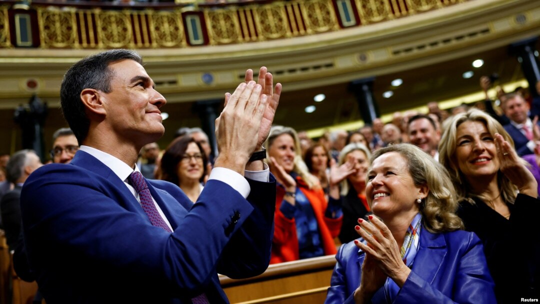 El socialista Pedro Sánchez aplaude durante la sesión de investidura en el Congreso de España en Madrid, el 16 de noviembre de 2023.