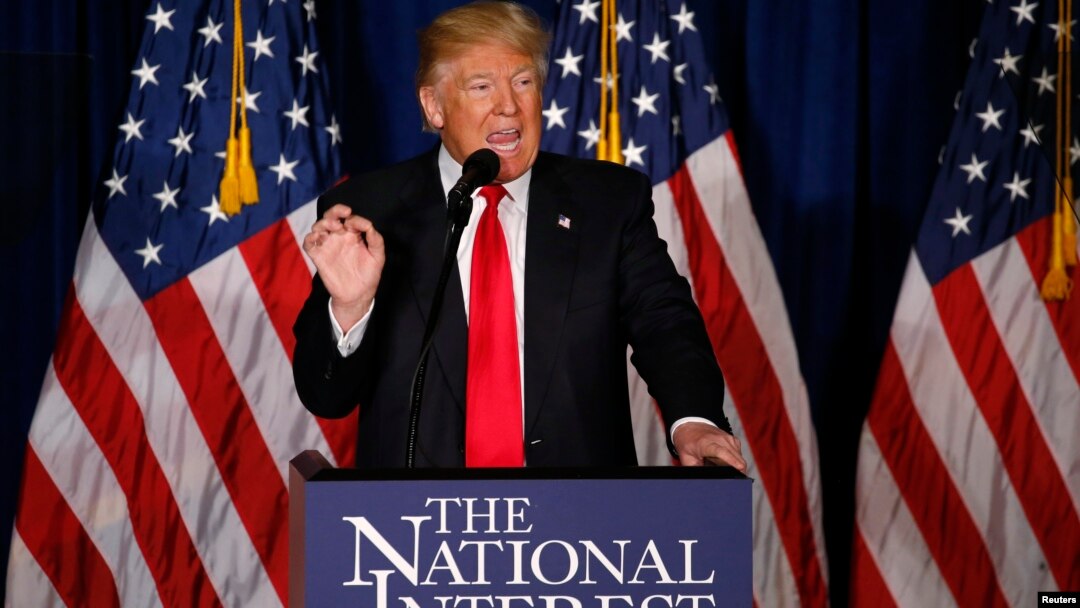 Kandidat calon presiden unggulan Partai Republik, Donald Trump memberikan pidato soal kebijakan luar negeri AS di Washington DC, Rabu (27/4).