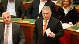 Parlamentoya 2022’de katılım protokollerini sunan Başbakan Victor Orban, prensipte anlaşmayı onayladıklarını açıklamış ancak onay için, Budapeşte hükümetinin politikalarını sert eleştiren İsveç’ten “saygı” beklediklerini dile getirmişti. 