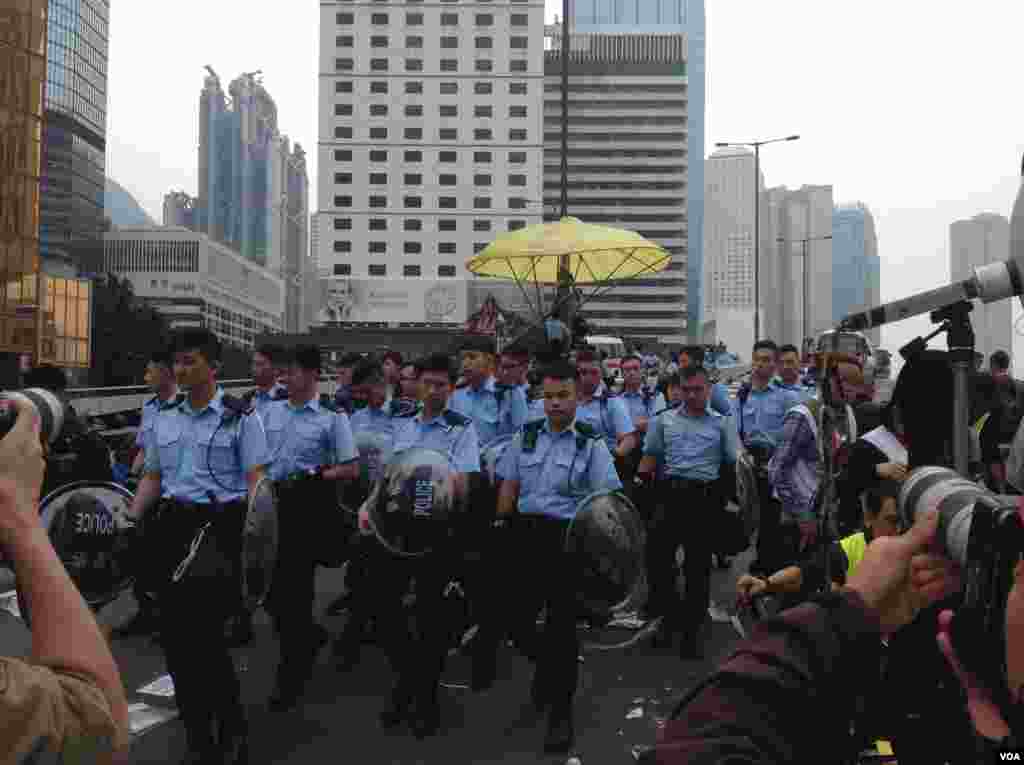 香港警方12月11日全面清场金钟占领区（美国之音海彦拍摄）