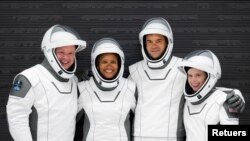 12 Eylül 2021 - SpaceX şirketi aracıyla dünyanın yörüngesine astronotsuz gerçekleştirilecek ilk uçuşun mürettebatı Cris Sembroski, Sian Proctor, Jared Isaacman ve Hayley Arceneaux'den oluşuyor