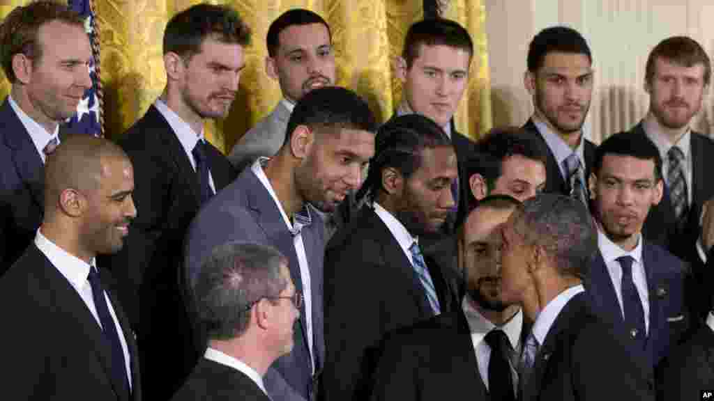 Le président Barack Obama serre la main de Tim Duncan à la Maison Blanche, Washington, 12 janvier 2015