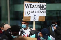 Fanáticos del Tottenham protestan afuera del estadio Hotspur del equipo contra la junta directiva, por la planeada creación de una Superliga europea. "Decimos NO a la Superliga dice el cartel. Londres, 21 de abril de 2021.