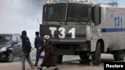 土耳其防暴警察使用催泪瓦斯驱散示威者库尔德人。