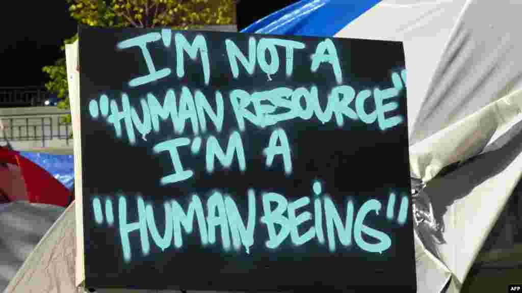 "BEN INSANIM KAYNAK DEĞİL" yazılı. Büyük şirketlerin "İnsan Kaynakları" bölümüne atfen olmalı.