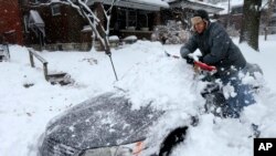 Se prevé que la tormenta crezca hacia la región centro-Atlántico, y se espera que se acumule entre siete y 15 centímetros (tres y seis pulgadas) de nieve para el domingo en el área de Washington.