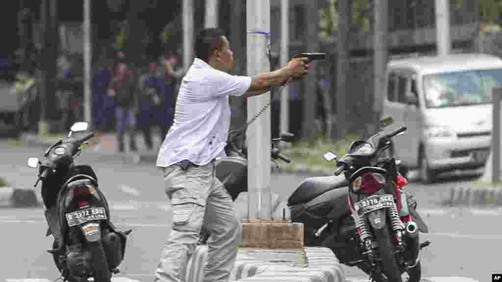 Dan sandan farin kaya ya auna maharan da bindigarsa biyo bayan harin na Jakarta.