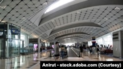 资料照片：乘客走在香港国际机场内。(2025年4月26日)