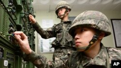 Soldados del Ejército surcoreano ajustan el equipo usado para las transmisiones de propaganda cerca de la frontera con Corea del Norte, en Yeoncheon, Corea del Sur, el viernes, 8 de enero, de 2016.