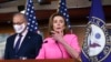 Ketua DPR AS Nancy Pelosi dan Pemimpin Mayoritas Senat Chuck Schumer, keduanya dari Partai Demokrat, berbicara kepada para wartawan di Gedung Capitol di Washington, 23 September 2021.(Foto: AP Photo/J. Scott Applewhite, file)