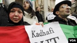 Manifestan kontinye ap pwoteste nan Libi kont lidè Kadhafi
