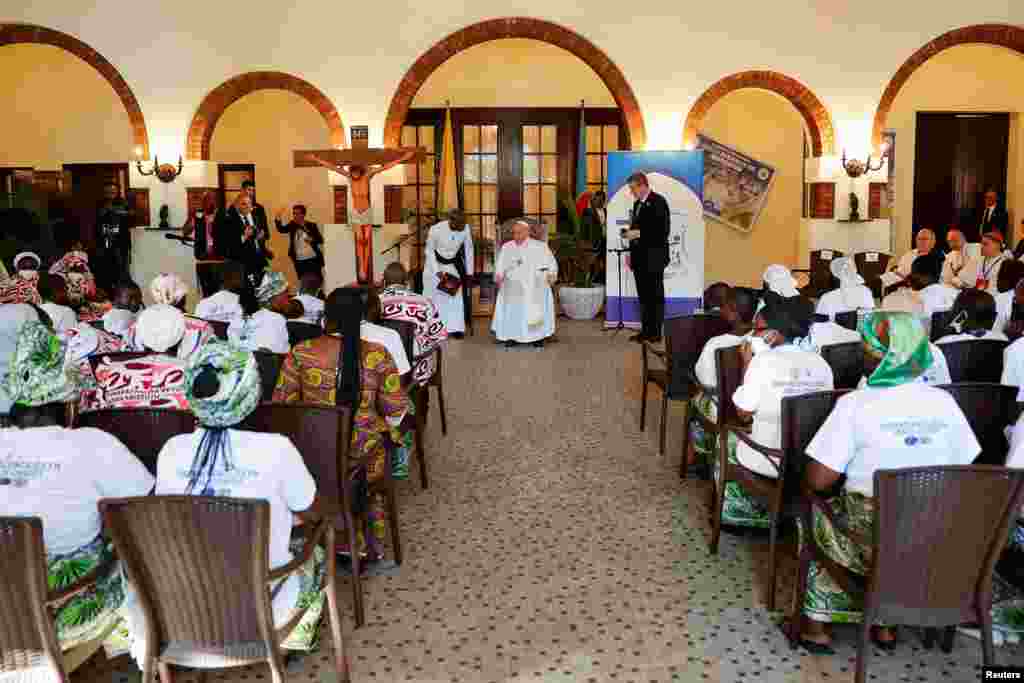 Papa Francis akutana na waumini kwenye kanisa la Apostolic Nunciature, mjini Kinshasa.