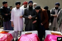 Orang-orang Sikh Afghanistan berduka atas kematian rekan-rekan seimannya yang dibunuh oleh seorang pria bersenjata ISIS, saat pemakaman di Kabul, Afghanistan, 26 Maret 2020. (Foto: AP)