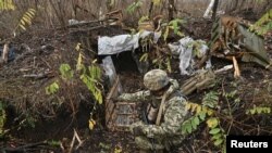 Un militar ucraniano inspecciona las municiones que dejaron los soldados rusos, el 4 de noviembre de 2023.