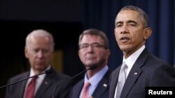 Tổng thống Mỹ Barack Obama phát biểu sau khi tham dự cuộc họp Hội đồng An ninh Quốc gia về chiến dịch chống Nhà nước Hồi giáo cùng với Phó Tổng thống Mỹ Joe Biden (trái) và Bộ trưởng Quốc phòng Mỹ Ash Carter (giữa) tại Ngũ Giác Đài ở Washington.