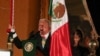 El presidente de México, Andrés Manuel López Obrador, toca una campana mientras grita el "Grito de Independencia" para conmemorar la Independencia de México de España, en el Palacio Nacional, en la plaza Zócalo en el centro de Ciudad de México, México, 15 de septiembre de 2024.