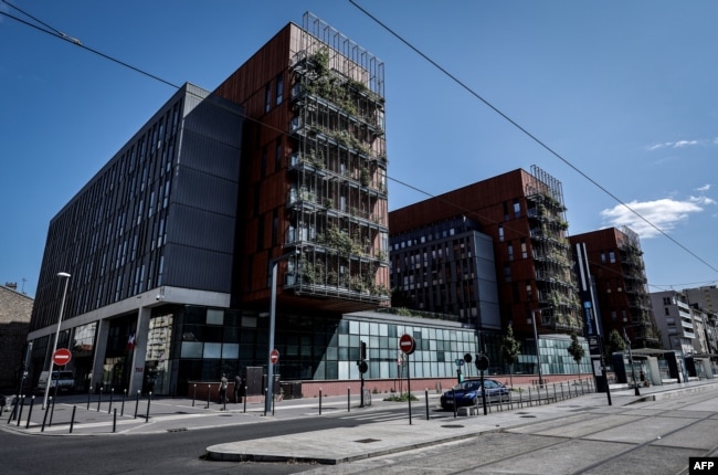 Gedung Kantor Antipenipuan Nasional (ONAF, Kantor Antipenipuan Nasional) di Ivry-sur-Seine, selatan Paris, tempat Pavel Durov, CEO dan salah satu pendiri aplikasi perpesanan Telegram ditahan, 26 Agustus 2024. (STEPHANE DE SAKUTIN/AFP)