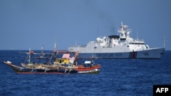 2월 15일 스카보로 암초 인근서 필리핀 선박을 퇴거 조치한 중국 해안경비대
