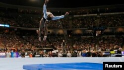 Simone Biles compite en el ejercicio de piso durante el Core Hydration Classic en NOW Arena, 5 de agosto de 2023; Hoffman Estates, Illinois, EEUU.