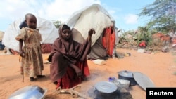  Kadija Mohamed cuisine dans un camp de réfugiés à Dinsoor au Sud de la Somalie, janvier, 2012. 