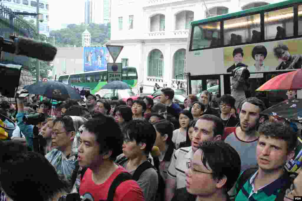 香港数百人在遮打花园和美国驻香港总领事馆前声援斯诺登（美国之音海彦拍摄）