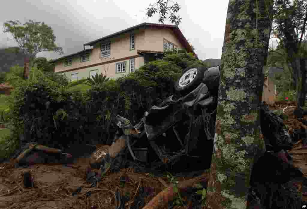 Carro destruído em Teresópolis.