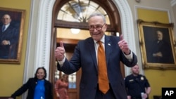 Lãnh đạo phe đa số tại Thượng viện Chuck Schumer vui mừng khi Thượng viện bắt đầu biểu quyết về dự luật tài trợ chính phủ kịp thời hạn nửa đêm, tại Điện Capitol ở Washington, ngày 20 tháng 12 năm 2024.
