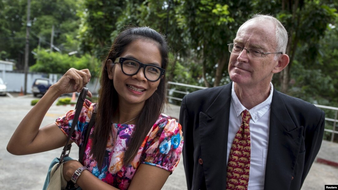 Phóng viên Úc Alan Morison và phóng viên người Thái Lan Chutima Sidasathian đến tòa án ở Phuket, ngày 1/9/2015.