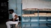 Un joven atienede un puesto de venta de pan por la cartilla de recionamiento en La Habana, Cuba, en momentos en que la pandemia de COVID-19 y la reducción de las producciones internas agudizan la crisis en el país. [Foto de archivo]