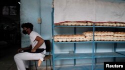 Un joven atienede un puesto de venta de pan por la cartilla de recionamiento en La Habana, Cuba, en momentos en que la pandemia de COVID-19 y la reducción de las producciones internas agudizan la crisis en el país. [Foto de archivo]