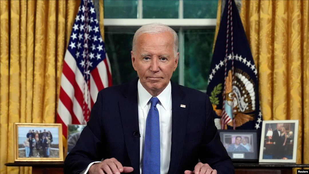 Presiden AS Joe Biden menyampaikan pidato terkait pengunduran dirinya dari pilpres AS 2024 dari Ruang Oval di Gedung Putih, Washington, pada 24 Juli 2024. (Foto: Evan Vucci/Pool via Reuters)
