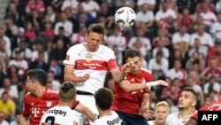 Gelandang Stuttgart, Christian Gentner (atas kiri) dan gelandang Bayern Munich, Leon Goretzka, saling beradu memperebutkan bola dalam laga divisi satu Bundesliga antara VfB Stuttgart and FC Bayern Munich di Stuttgart, 1 September 2018.
